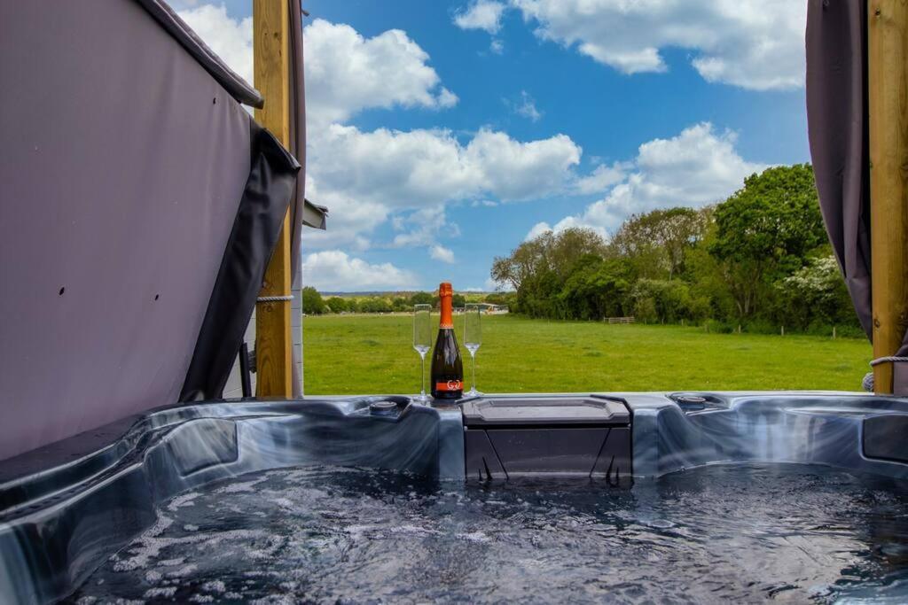 Choller Lake Lodges - Primrose Cabin With Private Hot Tub Ерандел Екстер'єр фото